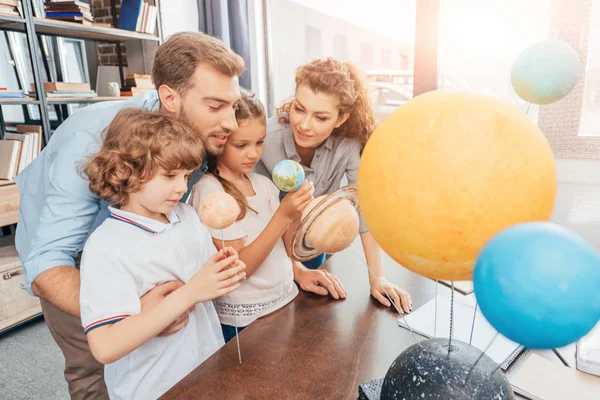 Семьи сделать модель солнечной системы — стоковое фото