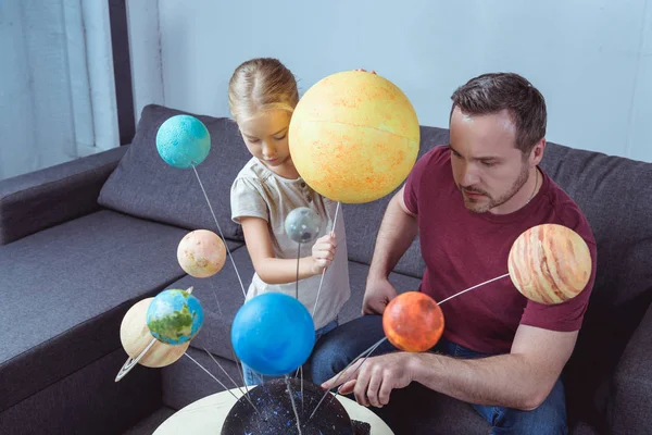 Отец показаны модель солнечной системы — стоковое фото