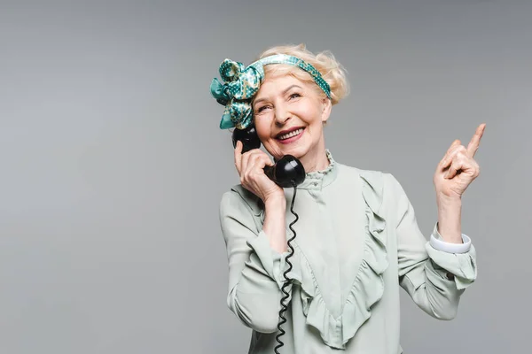 Счастливая Женщина Старший Говорить Телефону Марочных Кверху Изолированные Серый — стоковое фото