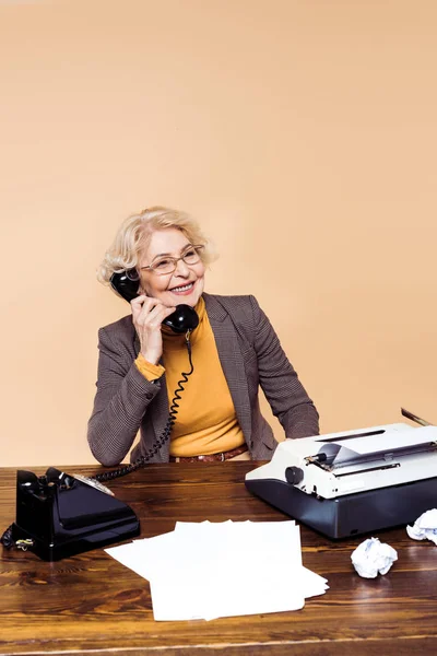 Улыбаясь Стильный Старший Женщина Очки Говорить Вращающихся Телефон Столе — стоковое фото