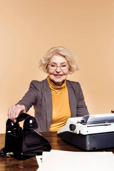 Стильная Старший Женщина Положив Поворотный Телефон Стол Пишущей Машинки — стоковое фото