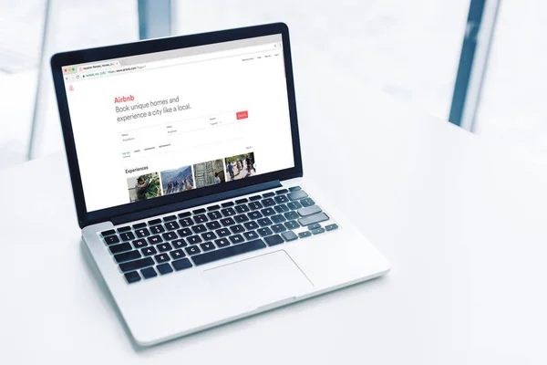 Ноутбук с веб-сайта airbnb — стоковое фото
