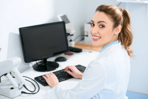 Улыбающийся Красивый Офтальмолога Работать Компьютером Клинике — стоковое фото