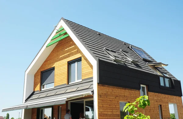 Строительство современного пассивного дома. Солнечное отопление (Swh) систем использовать солнечные панели крыши. Главная мансардные окна, мансардные. Эффективность использования энергии смарт Eco House. Чердачный люк — стоковое фото