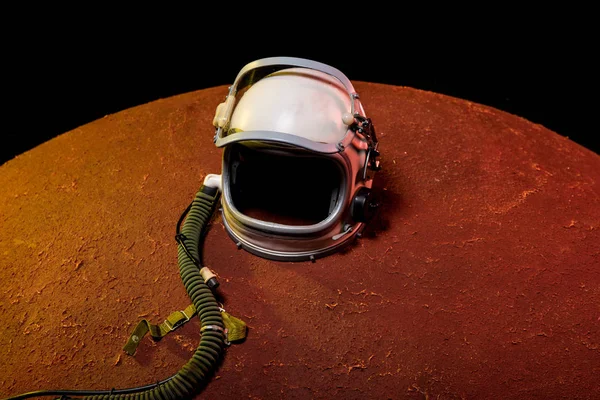 Шлем Скафандр Лежа Красной Планете Черный Космос — стоковое фото