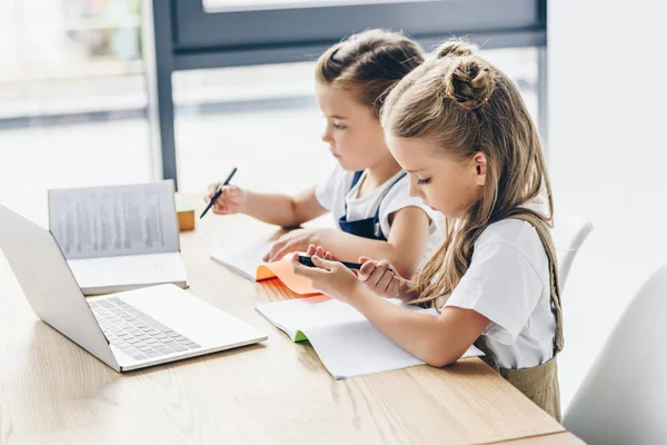 Маленькие Школьницы Помощью Ноутбуков Ноутбуков Изучения Изолированные Белом Фоне — стоковое фото