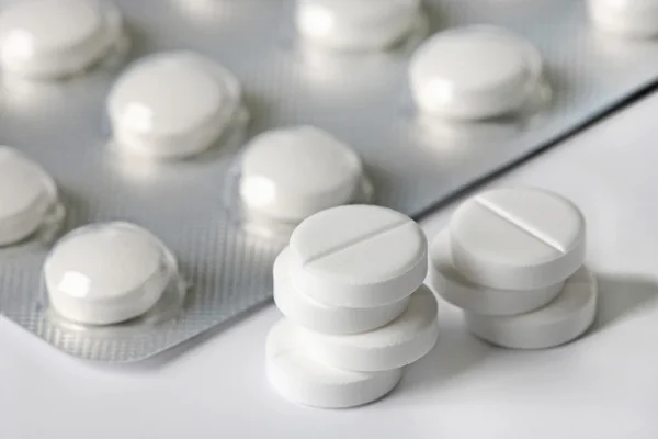 Белые таблетки — стоковое фото