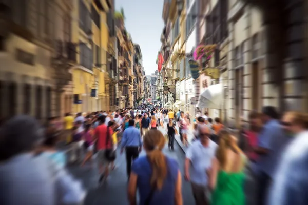 Толпа на узкой итальянской улице — стоковое фото