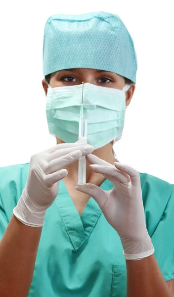 Женщина-врач подготовке инъекции — стоковое фото