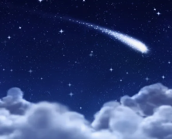 Падающая звезда через облака — стоковое фото