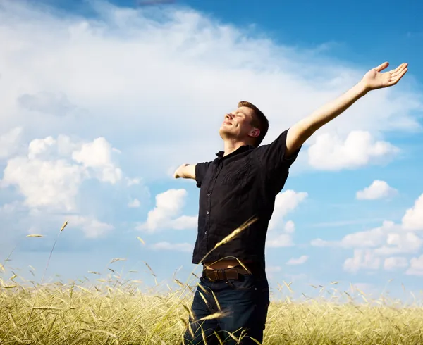 Молодой человек отдых на пшеничном поле — стоковое фото