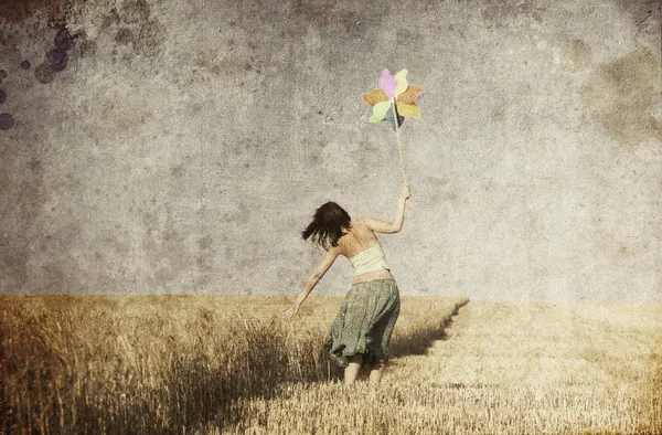 Девушка с ветровой турбины на пшеничном поле. Фото старых цветном изображении — стоковое фото