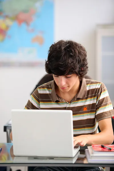 Подросток, используя свой ноутбук в школе — стоковое фото