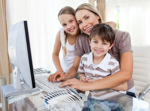 Заботливая мать и ее дети в компьютере — стоковое фото