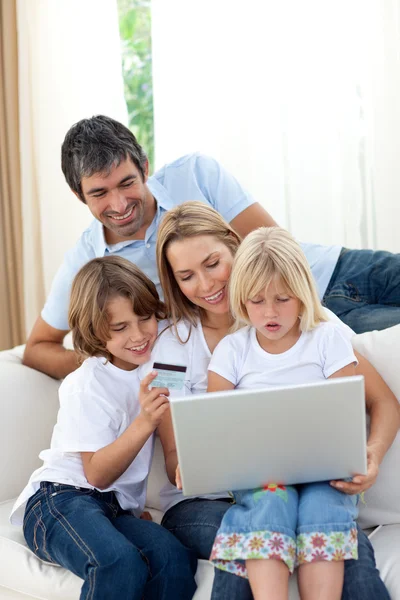 Молодая семья, делающая покупки онлайн — стоковое фото