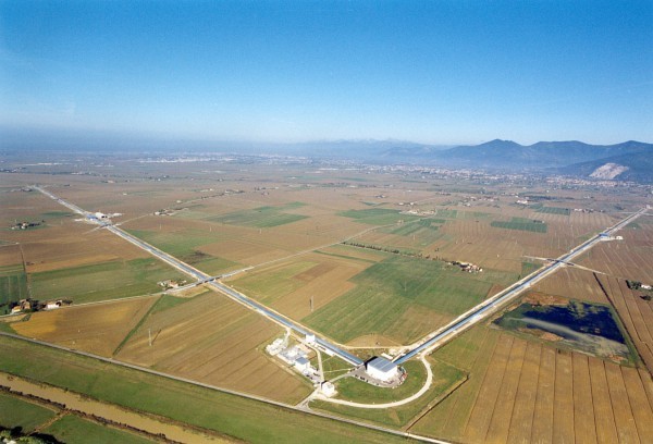 Итальянский детектор гравитационных волн VIRGO с плечами длиной 3 км сооружался с 1996-го и введен в строй в 2003 году. Фото: scisne.net