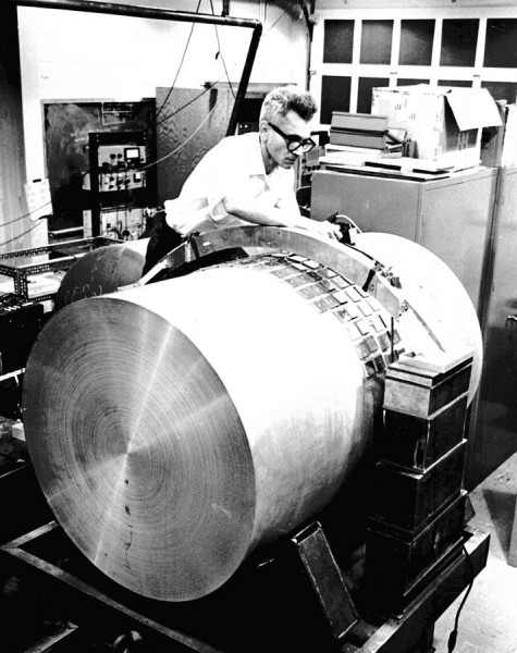  Джозеф Вебер налаживает один из первых детекторов гравитационных волн. Фото: «Вокруг Света» № 02/2007